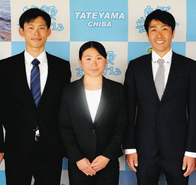 館山市役所を訪れたトライアスロンの３選手（右から細田さん、安西さん、山本さん）＝館山市役所で
