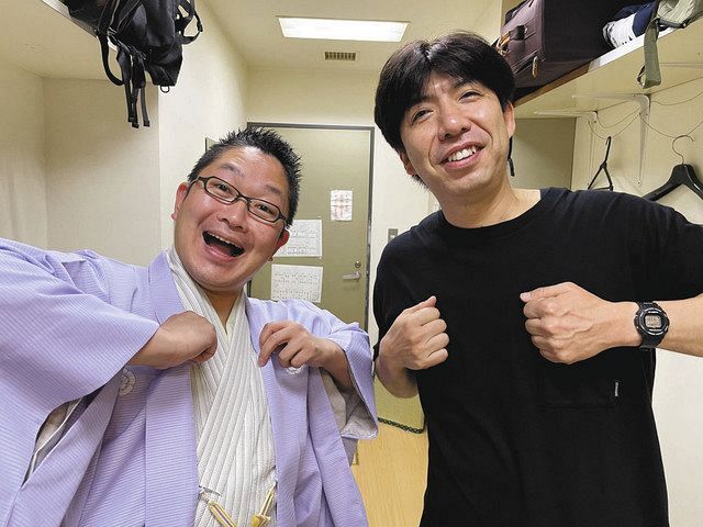 池袋演芸場の楽屋で、春風亭昇也君（左）と。昇也君は昔、お笑い芸人をやっていて、そのころからの長い付き合い。謎かけも上手ですよ