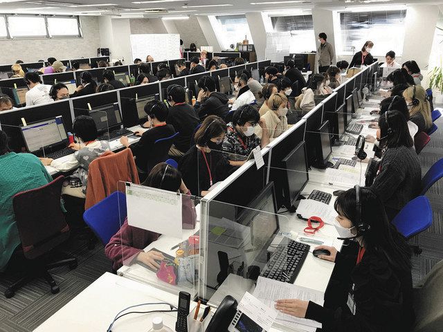 昨年の衆院選で、日本世論調査会の電話調査が行われたコールセンター。オペレーターはパソコンを操作し、有権者に架電する。＝２０２１年１０月、東京・池袋で