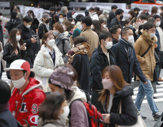 マスク姿で東京・渋谷のスクランブル交差点を歩く人たち