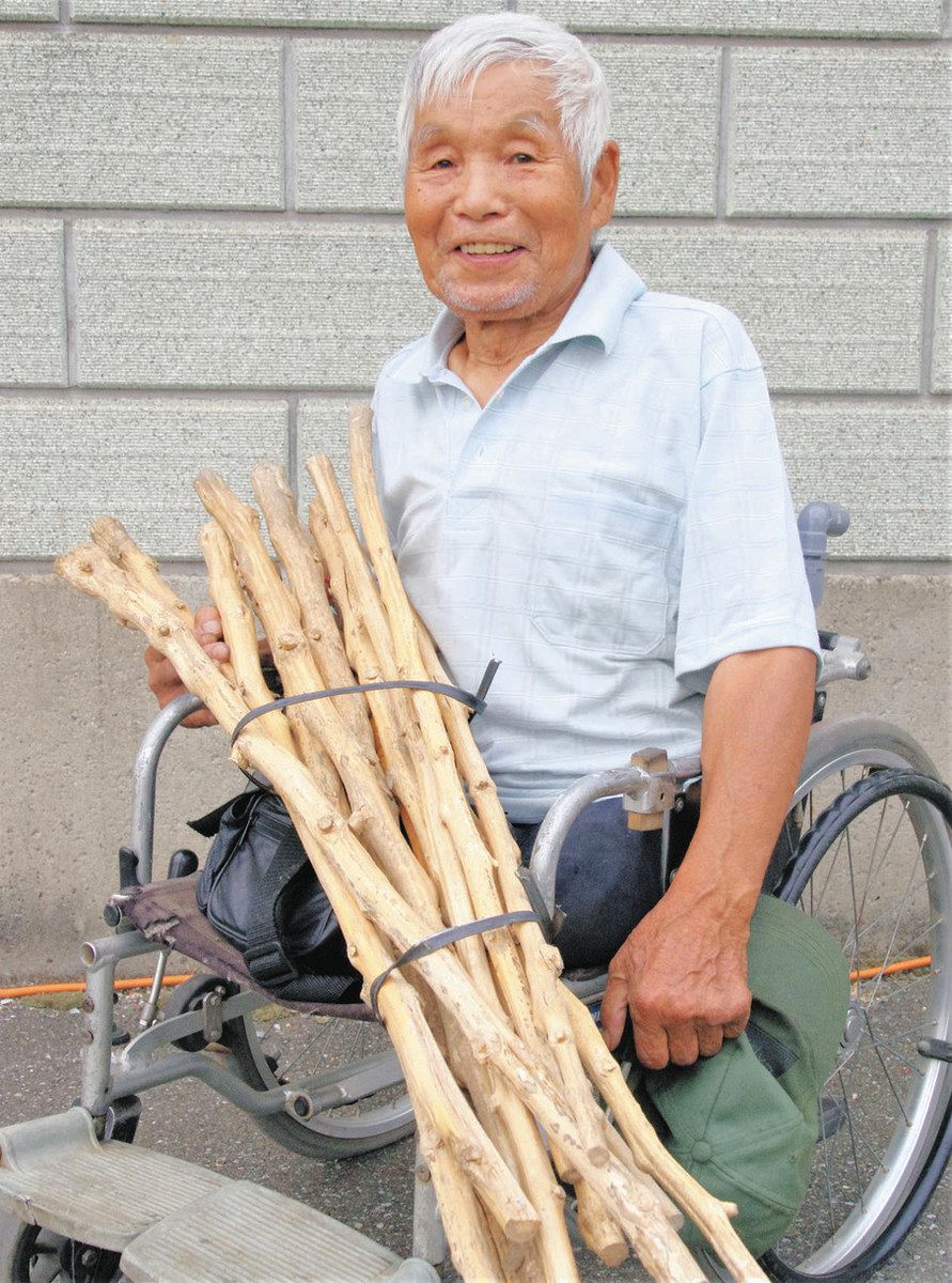 日航機事故39年 慰霊登山用つえに思い託し 藤岡・車いすの本多さん