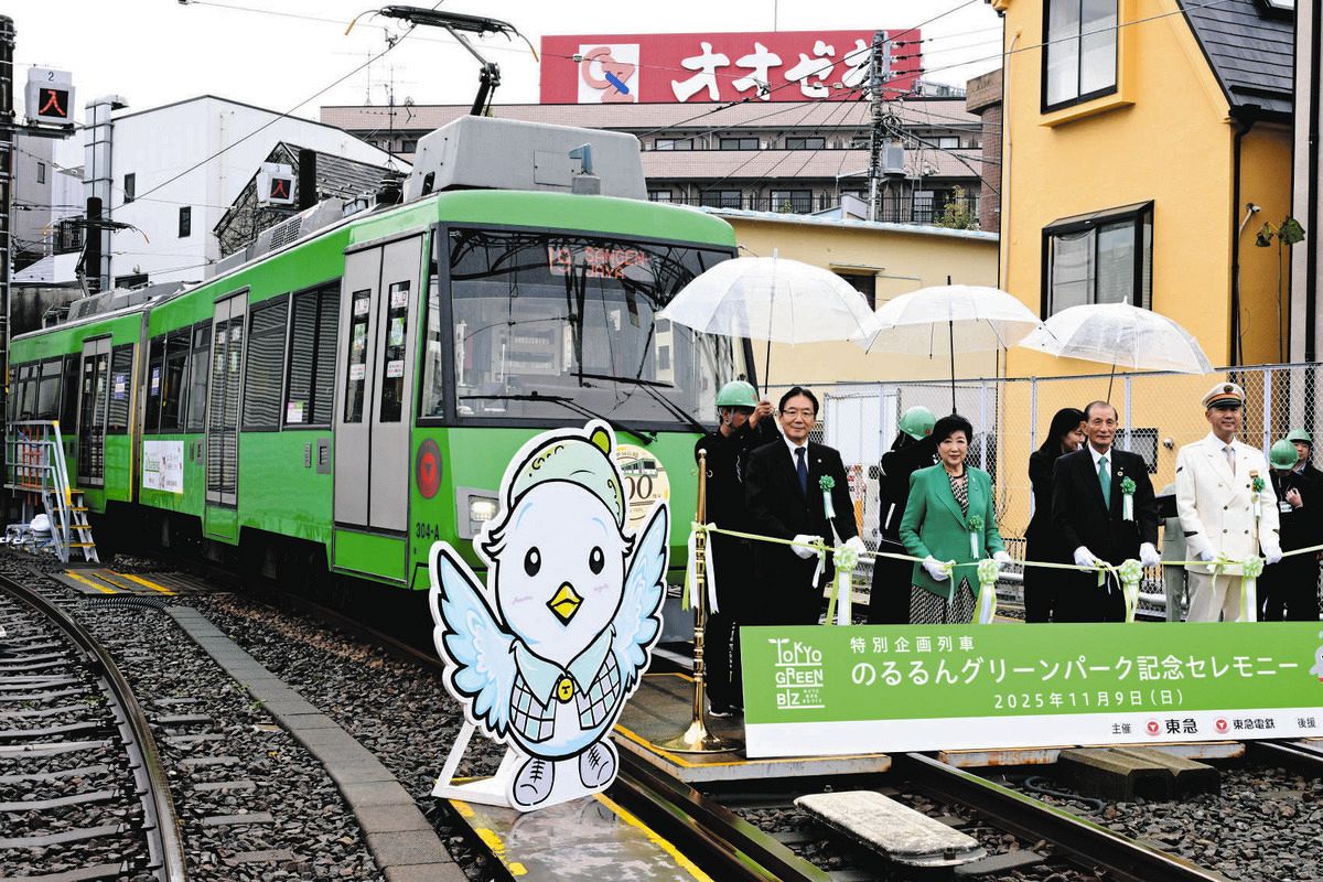 小池百合子知事「これが本物のグリーン車」 東急世田谷線300系「車内