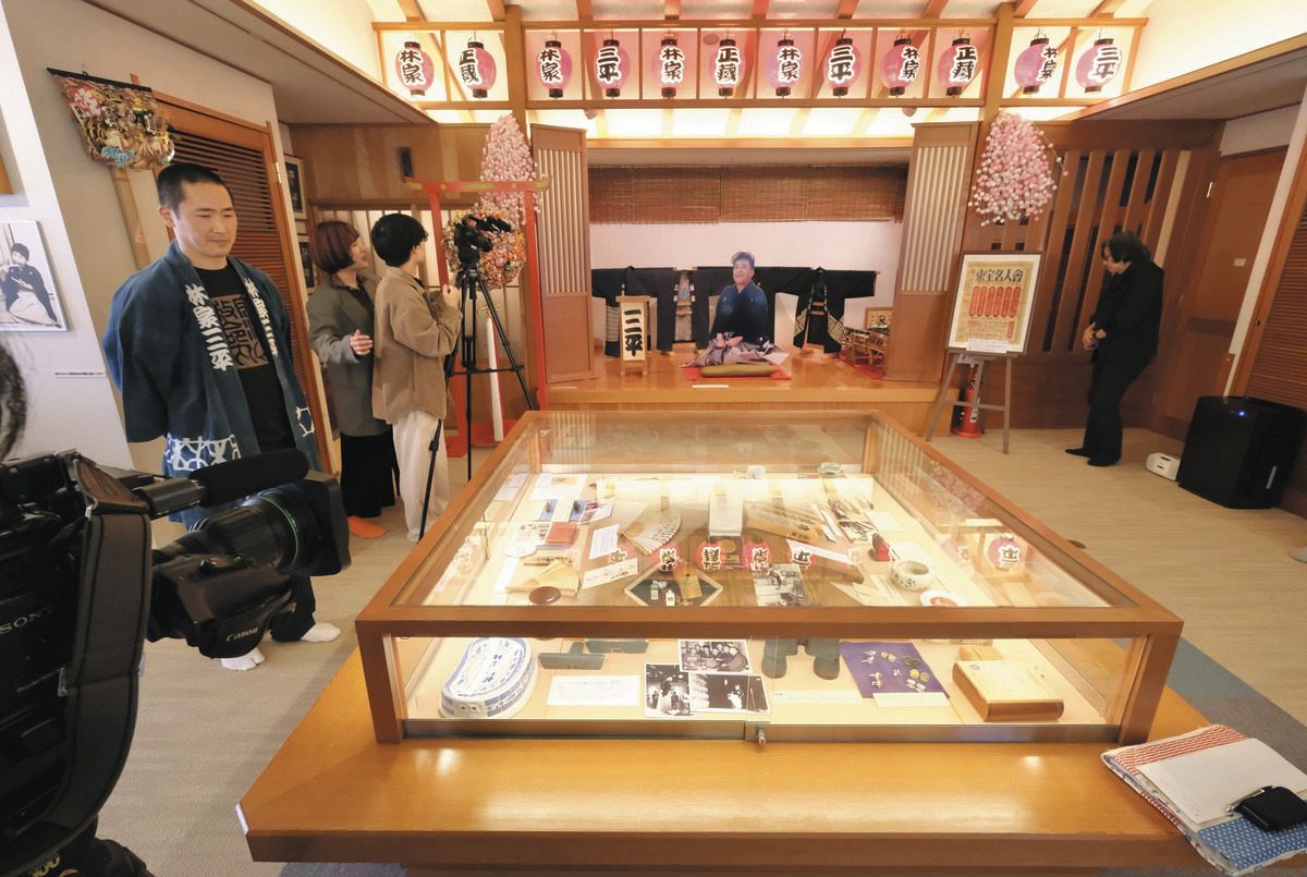 報道陣に公開された初代・林家三平の記念館「ねぎし三平堂」の館内＝いずれも東京都台東区で