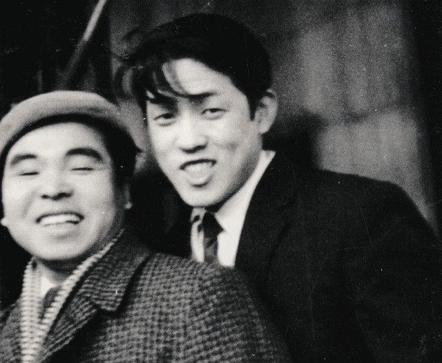 若き日の萩本欽一（右）。左はコメディアンの岡田淳二＝東洋興業提供