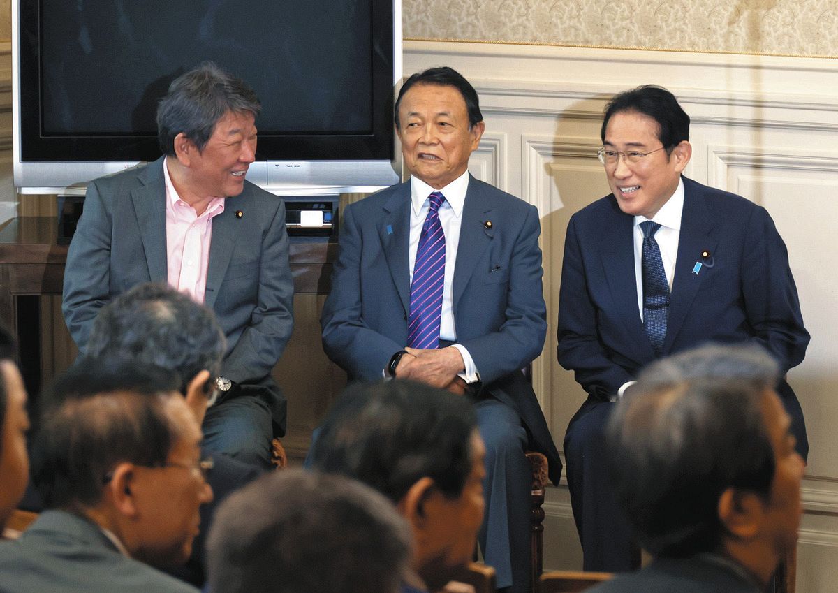 自民党代議士会に臨む（左から）茂木幹事長、麻生副総裁、岸田首相