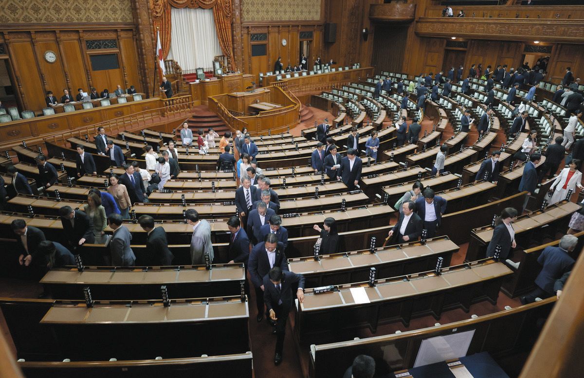 第213通常国会が事実上閉幕し、参院本会議場を後にする議員ら