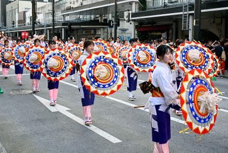 しゃんしゃん祭　踊子傘 傘踊り、夏夜に響く鈴音 鳥取しゃんしゃん祭：東京新聞デジタル