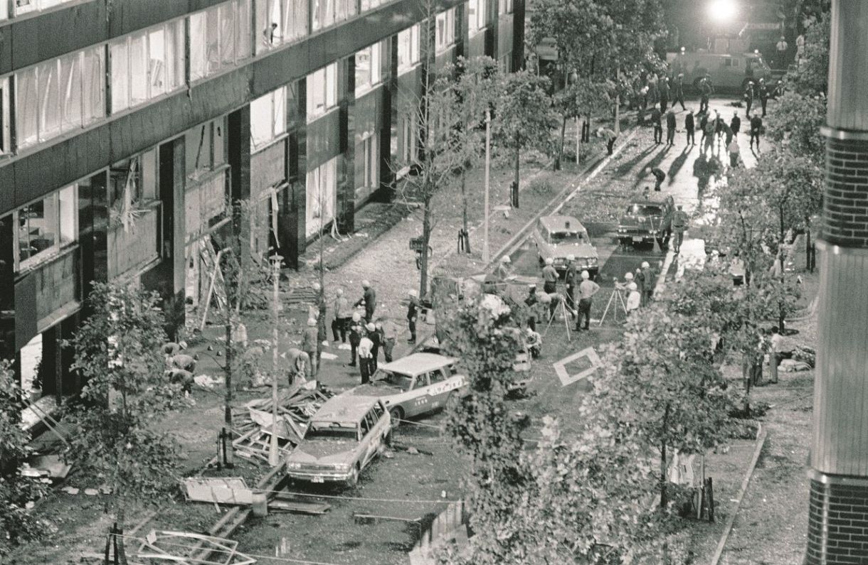 1974年8月30日、夜間照明の中、三菱重工ビルの前で行われる現場検証=東京都千代田区丸の内で