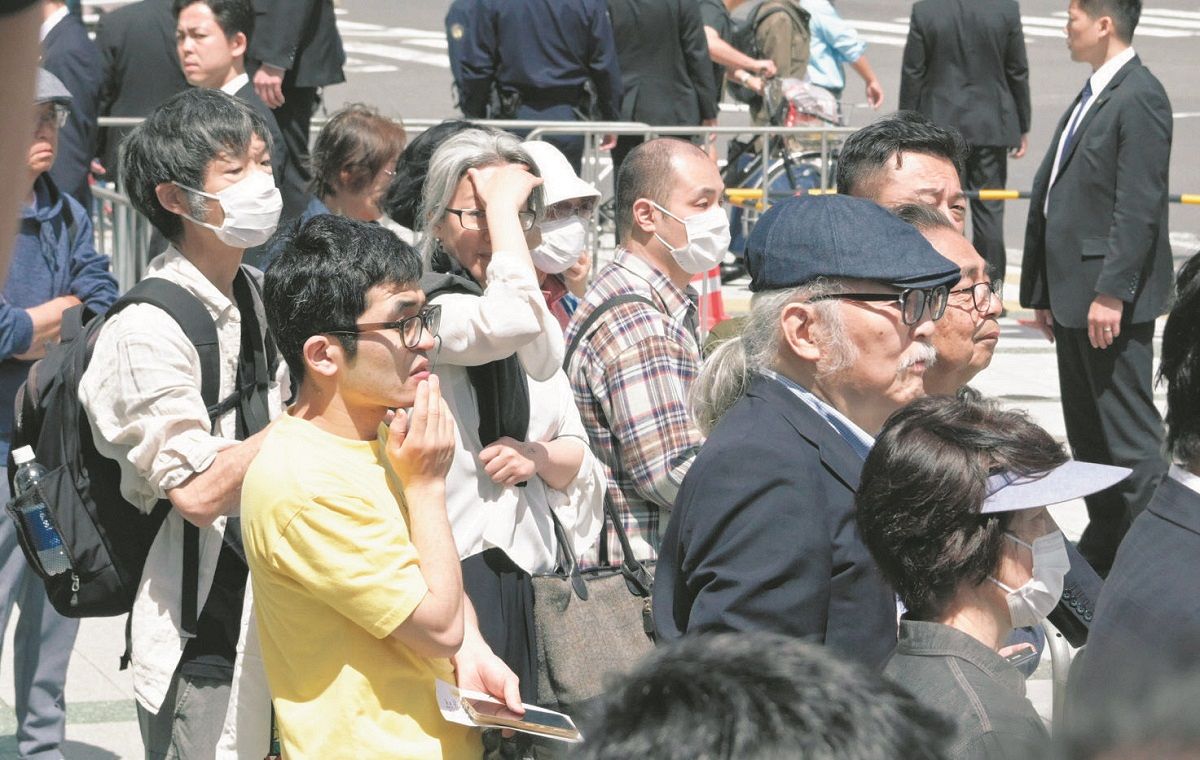 衆院東京15区補欠選挙が告示され、街頭演説に集まった有権者ら