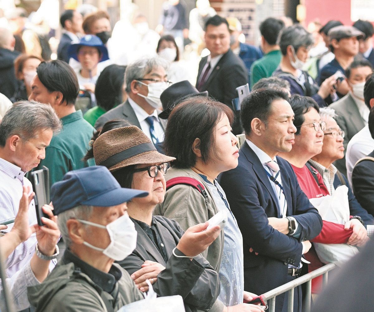 衆院東京15区補欠選挙が告示され、街頭演説に集まった有権者ら