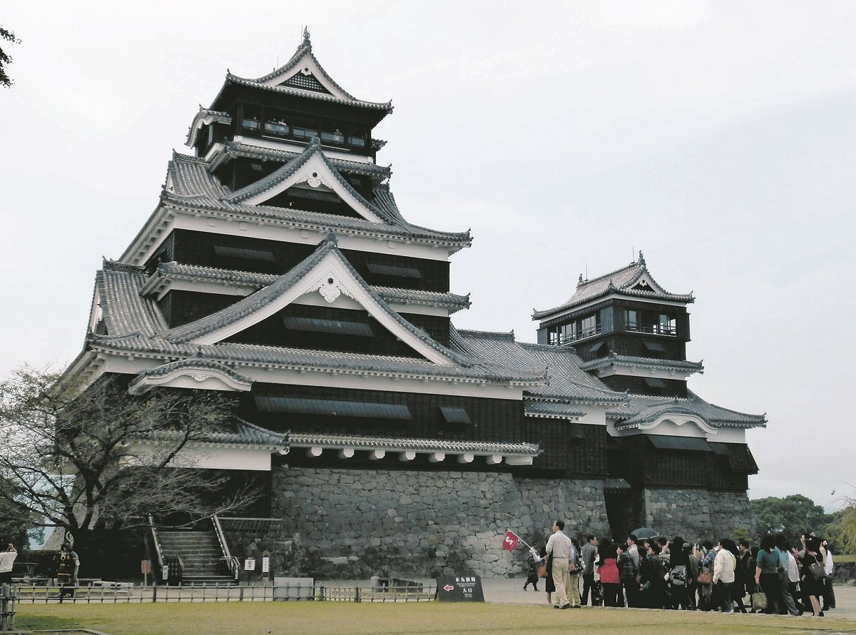 首位奪還を宣言した熊本城。シックな外観や整然とした石垣が美しい＝2011年10月、熊本市で