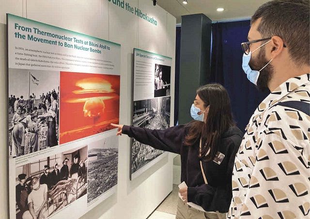 ﻿5日、米ニューヨークの国連本部で開幕した原爆展を見学する人々＝杉藤貴浩撮影
