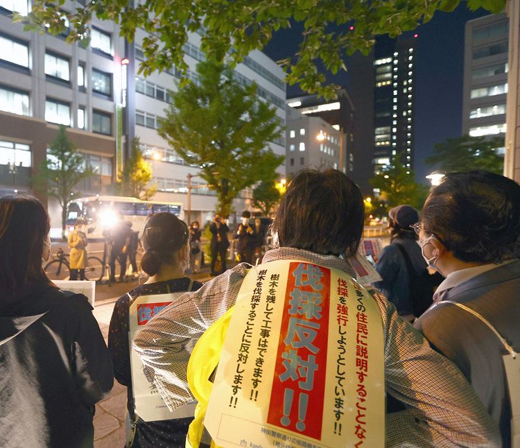 神田警察通りのイチョウ伐採に抗議のため集まった住民ら