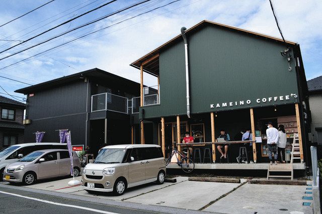 アパート「ノビシロハウス」（左）と１階にカフェやコインランドリーがある新築棟＝いずれも神奈川県藤沢市で