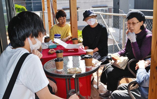 入居者の女性（右）とお茶会を楽しむ池本次朗さん（左端）と岡田空渡さん（右から２番目）ら
