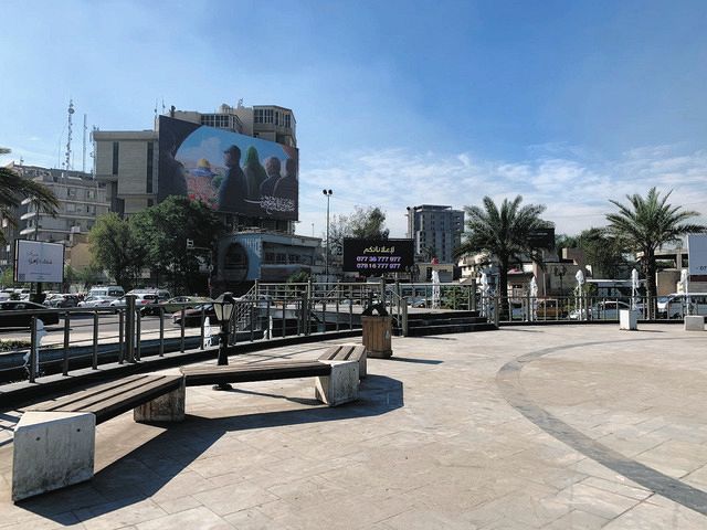 １４日、バグダッド市内で、かつてフセイン元大統領の銅像があった広場。奥の看板には米軍に殺害されたイラン革命防衛隊司令官らが描かれている＝蜘手美鶴撮影