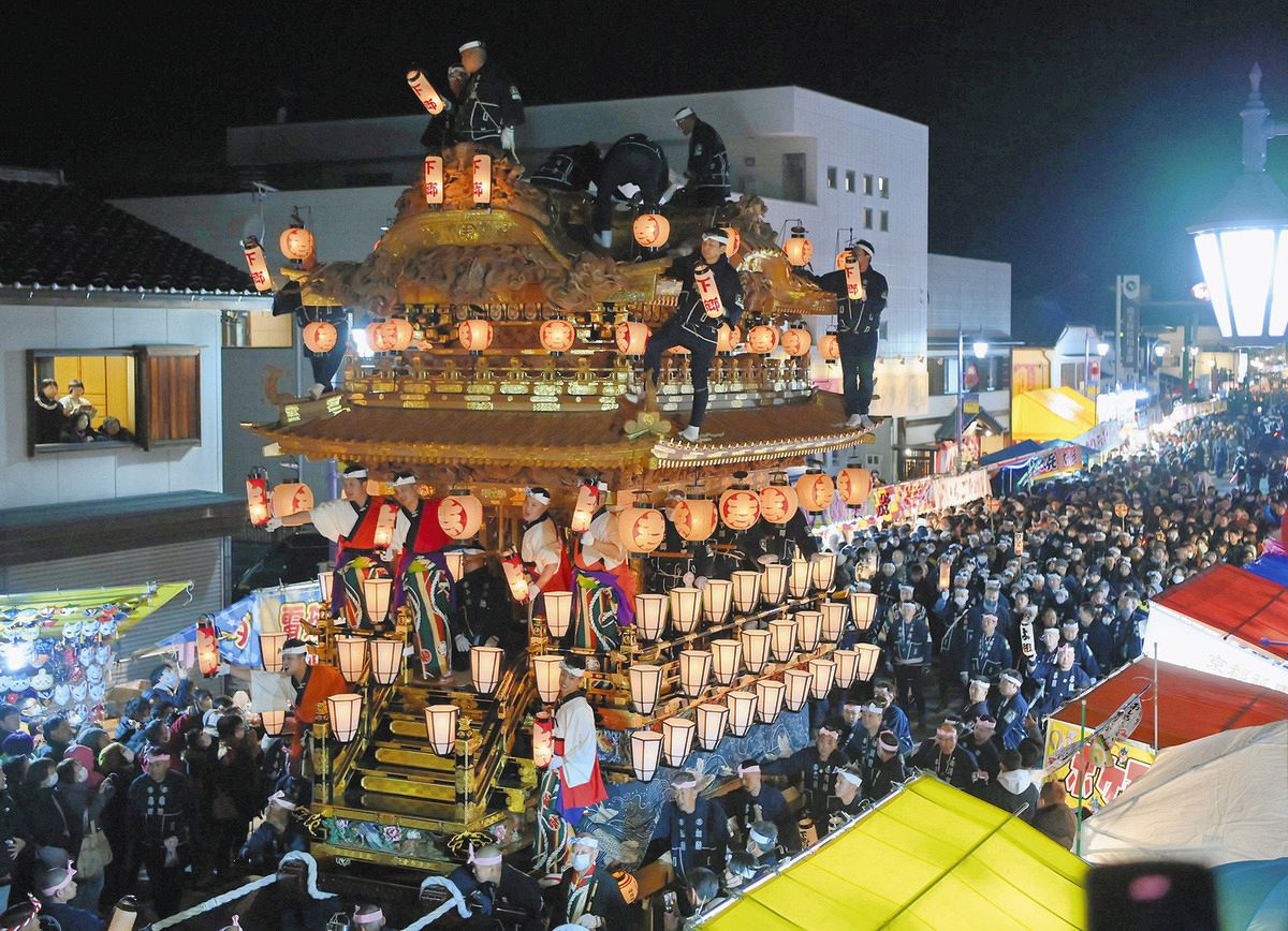 秩父夜祭」大祭に29万人、豪華な山車や花火に酔う 「屋台芝居」では親子3人共演「一生の宝」：東京新聞デジタル