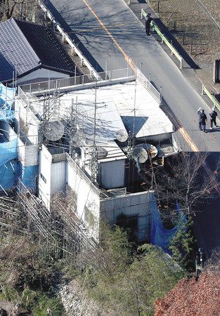 男性が血を流しているのが発見された住宅周辺を調べる警察官＝１４日、東京都青梅市で、本社ヘリ「おおづる」から