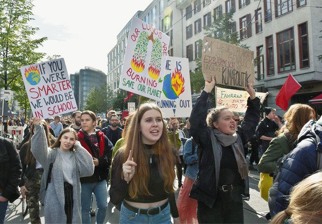 ベルリンで行われた温暖化対策を訴えるデモ。世界でＺ世代の若者が声を上げている
