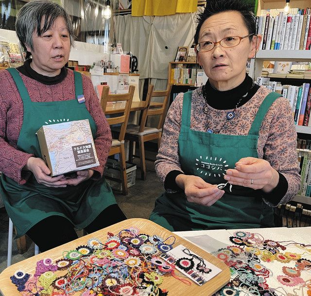 Mr. Nakajima (right) holding a book bookmark made using Oya's technique, and Ms. Ogura holding a donation box, both in Kawaguchi City.
