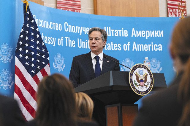 19日、ウクライナの首都キエフの米大使館で、大使館員らを激励するブリンケン米国務長官（AP）