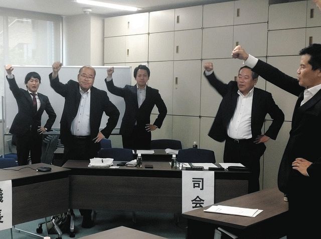 労組を結成しガンバロー三唱をする役員ら＝１９日、東京都港区で
