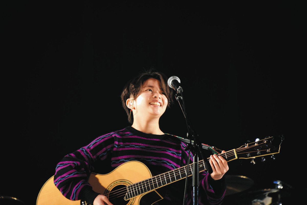 常識って？」 進学せず歌の道へ KOKONA・15歳 路上ライブで関係者注目