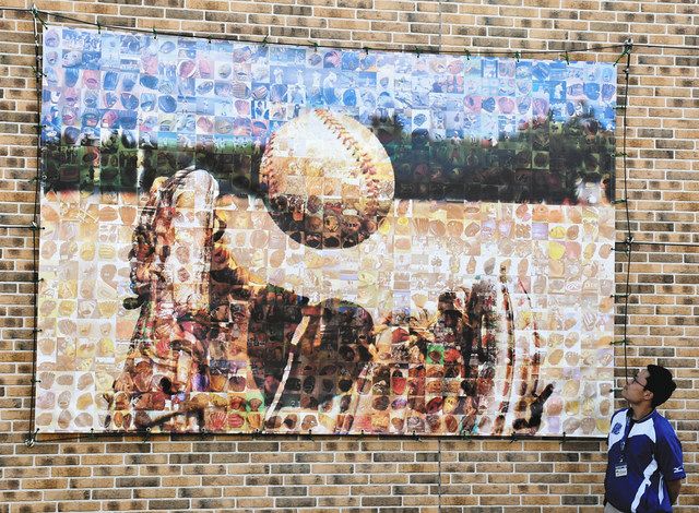 野球専門店壁面に掲げられたモザイクアート＝鎌ケ谷市で

