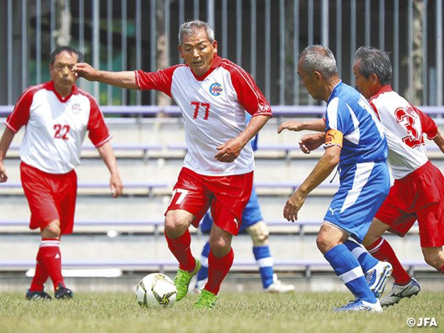 ＪＦＡ全日本Ｏ－７０サッカー大会でプレーするシニア選手たち＝日本サッカー協会提供