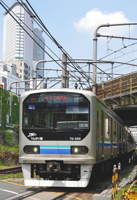 埼京線も走る山手貨物線。りんかい線に直通する電車も＝渋谷区で
