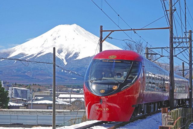 現在、「富士山に一番近い鉄道」は富士急行線。山梨県富士吉田市を走る「富士山ビュー特急」
