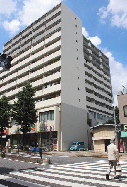 高齢夫婦とみられる遺体が見つかった旧公団マンション＝東京都板橋区で