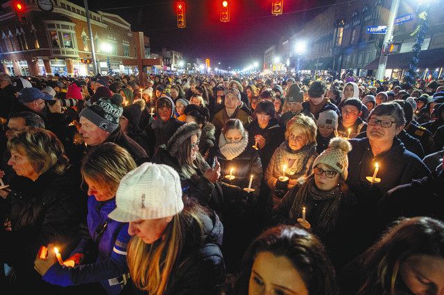 ろうそくを手に銃撃事件の犠牲者を追悼する人々＝３日、米ミシガン州オックスフォードで（ＡＰ）