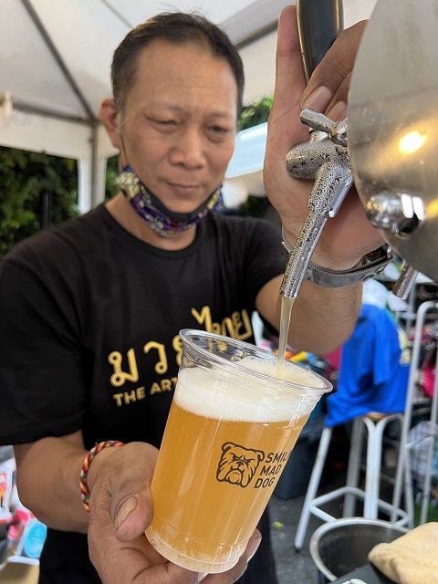 バンコク市内で開催されたビア・デイズで、ベトナムから輸入したクラフトビールを注ぐ男性