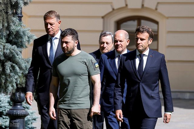 （右から）フランスのマクロン大統領、ドイツのショルツ首相、イタリアのドラギ首相、ウクライナのゼレンスキー大統領、ルーマニアのヨハニス大統領＝16日、キーウで（AP）