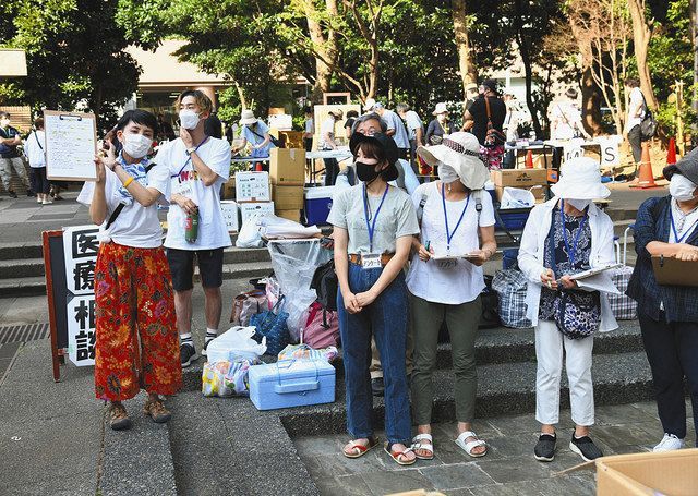 ワクチン接種に関するアンケートのミーティングをするスタッフ