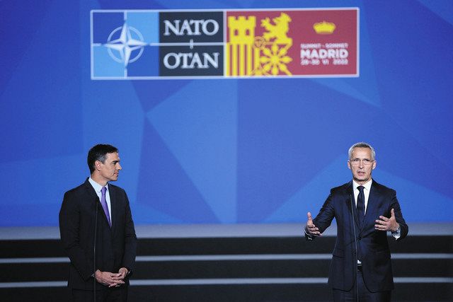 NATOのストルテンベルグ事務総長㊨。左はスペインのサンチェス首相＝28日、スペイン・マドリードで（AP）