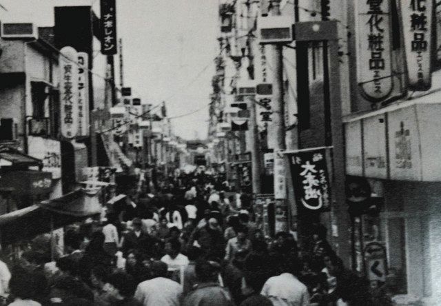 人混みでにぎわう７０年代ごろの桜本商店街（石垣順之さん提供）