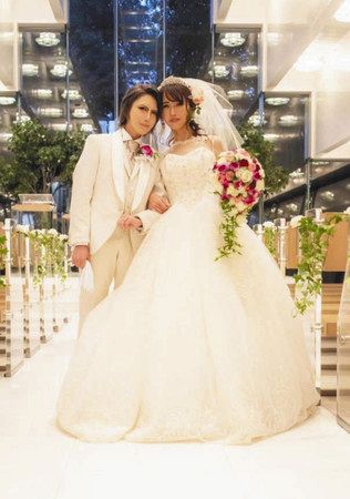 昨年１２月の結婚式での美都菜さん（右）と侑子さん。侑子さんはタキシードが着たかったという＝本人提供