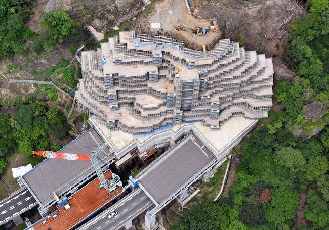 ブロックの要塞？ 群馬の上信越道で巨岩撤去工事：東京新聞デジタル