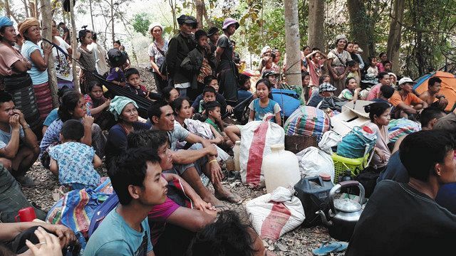 ２９日、ミャンマー・カイン州とタイの国境沿いで、国軍の空爆から逃れ、行き場を失ったたカレン族の家族ら＝現地住民撮影、支援団体提供