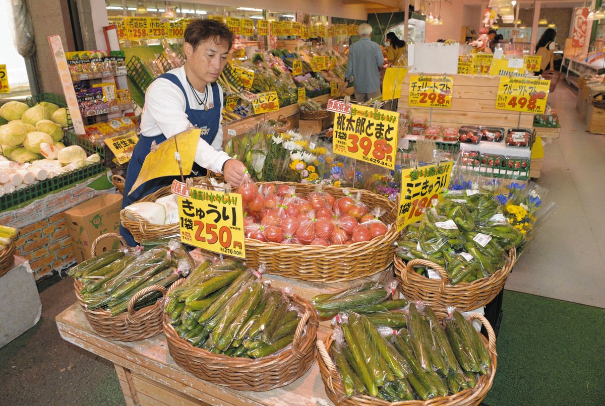 値上げが続く食品スーパー＝東京都練馬区で（川上智世撮影）