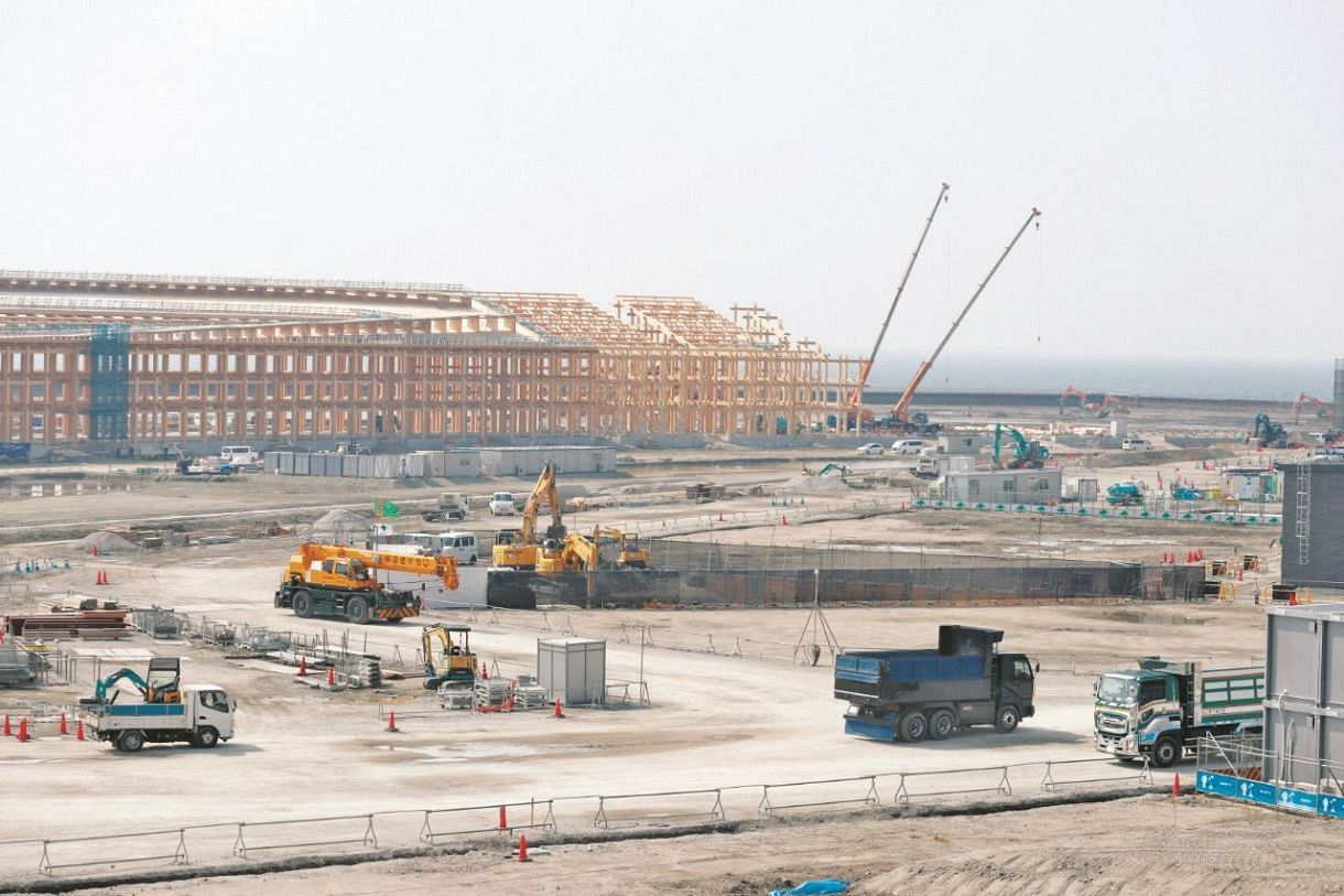 大阪・関西万博の会場建設が進む大阪湾の人工島・夢洲。木造の大屋根（リング）は万博のシンボルとなる＝3月4日