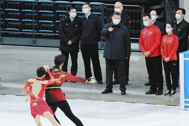 １月１８日、北京市内のフィギュアスケート会場を視察する習近平氏（中）＝新華社・共同 