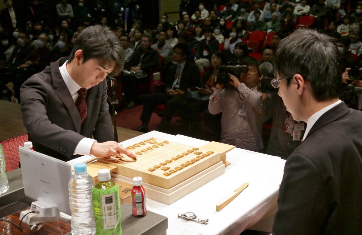 藤井聡太五段が朝日杯初優勝 最年少15歳で棋戦制覇、63年ぶり記録更新