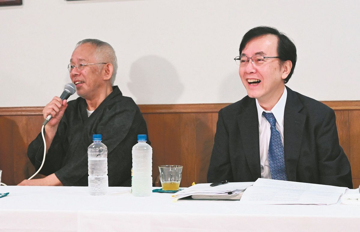 記者会見で笑顔をみせるスタジオジブリの鈴木敏夫社長（左）と日本テレビの杉山美邦会長＝東京都小金井市で