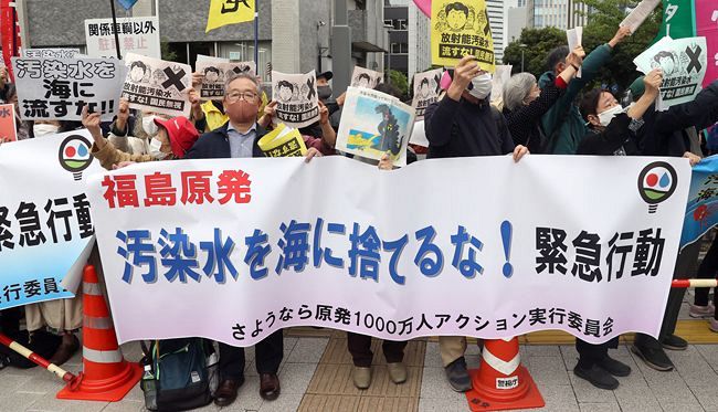首相官邸前で、福島第一原発処理水の海洋放出に抗議する人たち＝2021年4月13日、東京・永田町で、市川和宏撮影