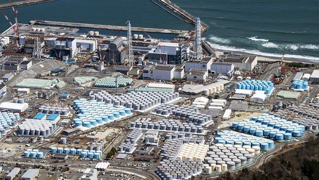 福島第一原発の敷地内に並ぶ、処理水のタンク＝2021年4月10日、本社ヘリ「おおづる」から、戸田泰雅撮影