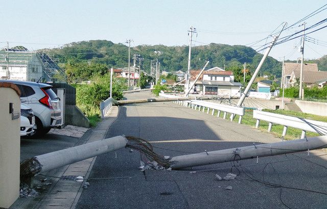 房総半島台風で根元から折れるように倒れた電柱＝南房総市で（市提供）

