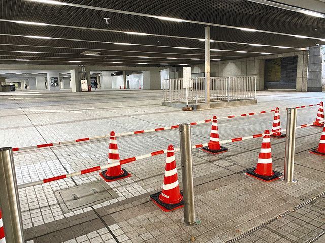 昨年１１月、東京都庁の敷地を示すために置かれた三角コーン。現在は置かれなくなったが、毎土曜に食品が配られるのを待つ長い行列ができる